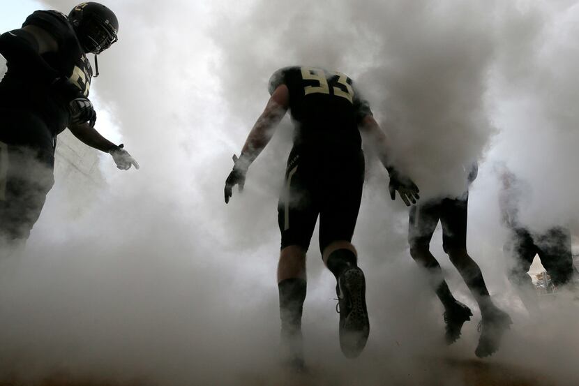 Baylor defensive tackle James Lynch (93) runs onto the field with teammates before an NCAA...