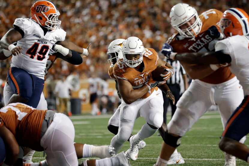Texas running back Chris Warren III (25) rushes for a touchdown against UTEP during the...