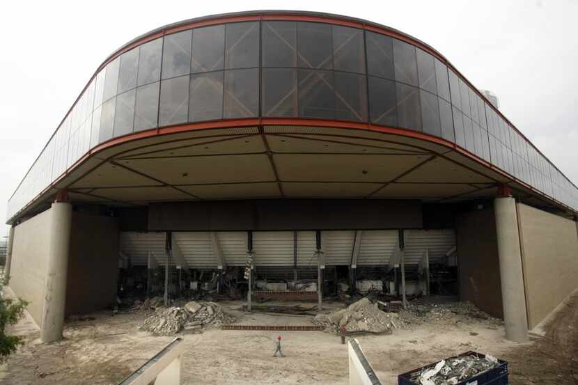  Demolition crews start dismantling Reunion Arena in downtown Dallas on April 29, 2009. 