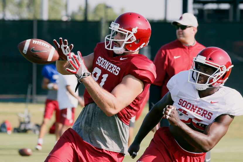 Oklahoma tight end Mark Andrews, left, catches a pass in front of a teammate during an NCAA...
