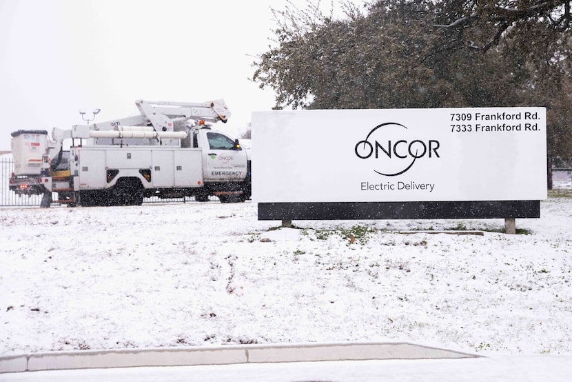 Camiones de emergencia de Oncor activos durante la nevada en Dallas, este jueves 9 de enero...