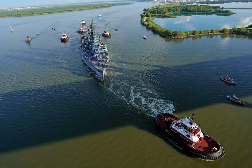 El USS Texas es remolcado por el Canal de Navegación de Houston el miércoles 31 de agosto de...