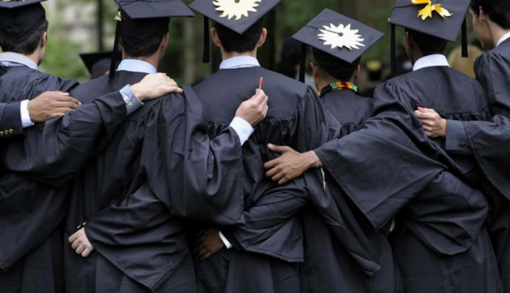 Unos egresados celebran su graduación.
 Casi la mitad de los nuevos inmigrantes tienen...