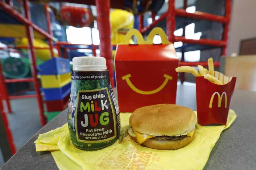 Las nuevas Happy Meals ya no tendrán una cheesburger. McDonald’s busca disminuir el...