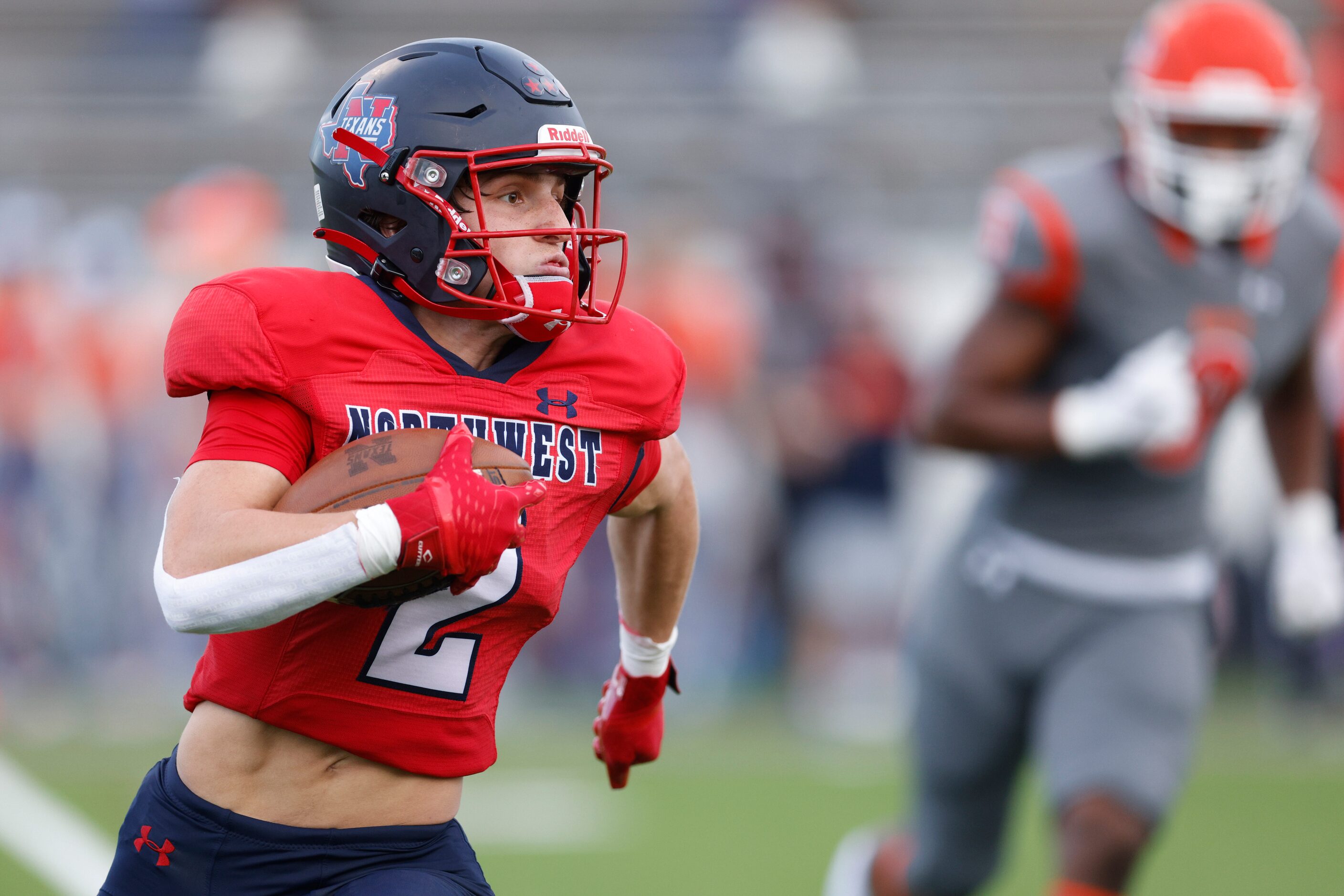 Justin Northwest wide receiver Joseph Rivas (2) runs after a catch during the first quarter...