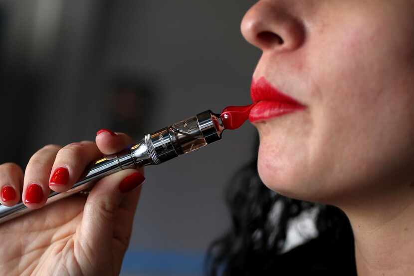 Los cigarrillos electrónicos operan con baterias que convierten la nicotina líquida en...