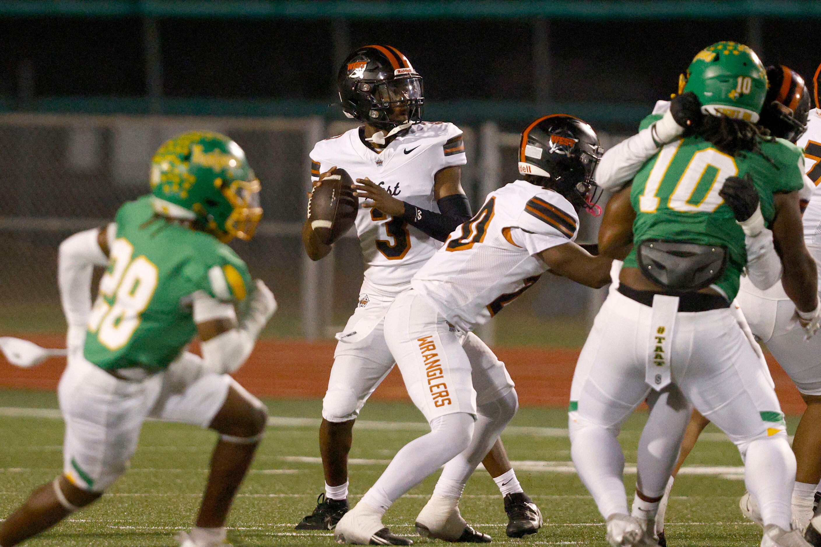 West Mesquite's quarterback Demetris Ballard (3) looks to throw the ball in the first half...