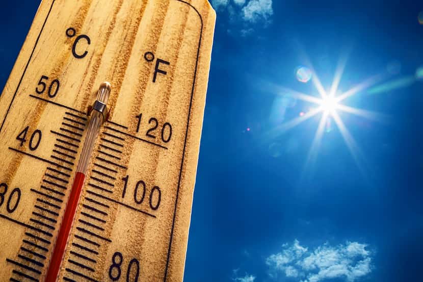 Un termómetro registra temperaturas arriba de los 100 grados fahrenheit en un día con sol.