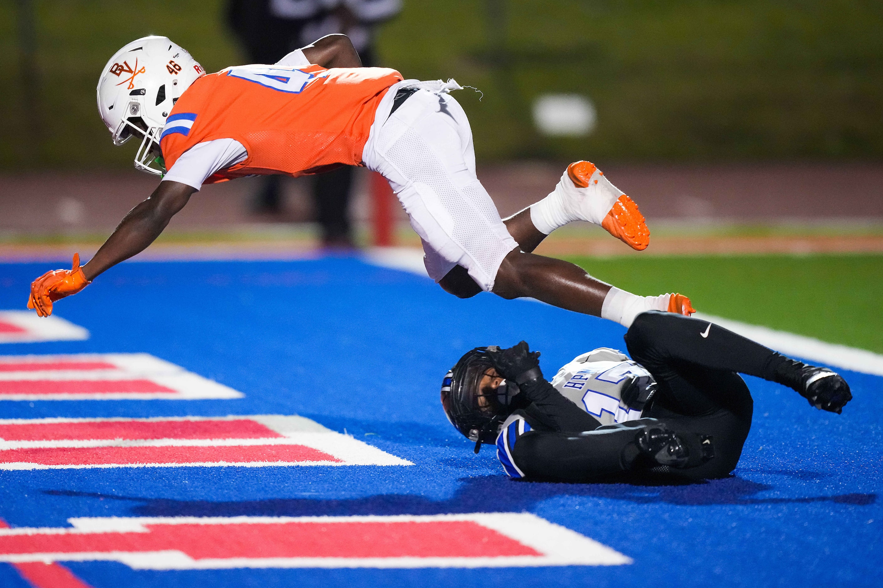 Arlington Bowie wide receiver Keidric Osunde-Brown (4) scores on a 22-yard touchdown...