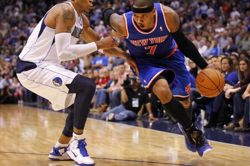 New York Knicks small forward Carmelo Anthony (7) drives around Dallas Mavericks small...
