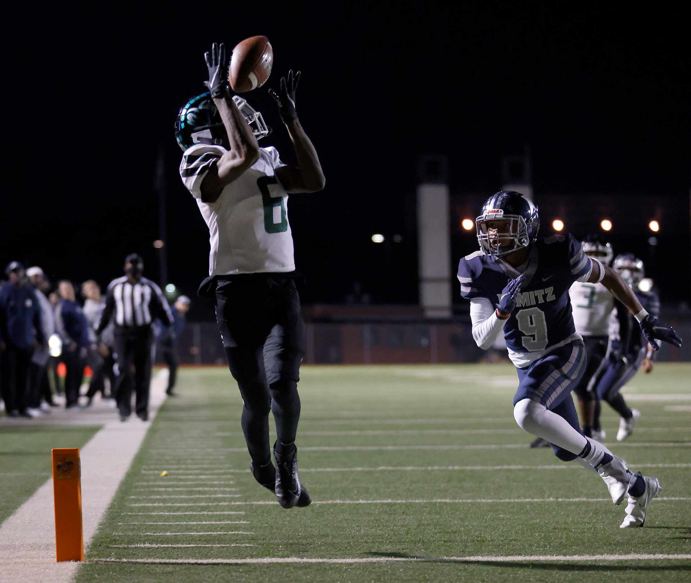 Richardson Berkner wide receiver Jarvis Saine (6) hauls in a first quarter touchdown as he's...