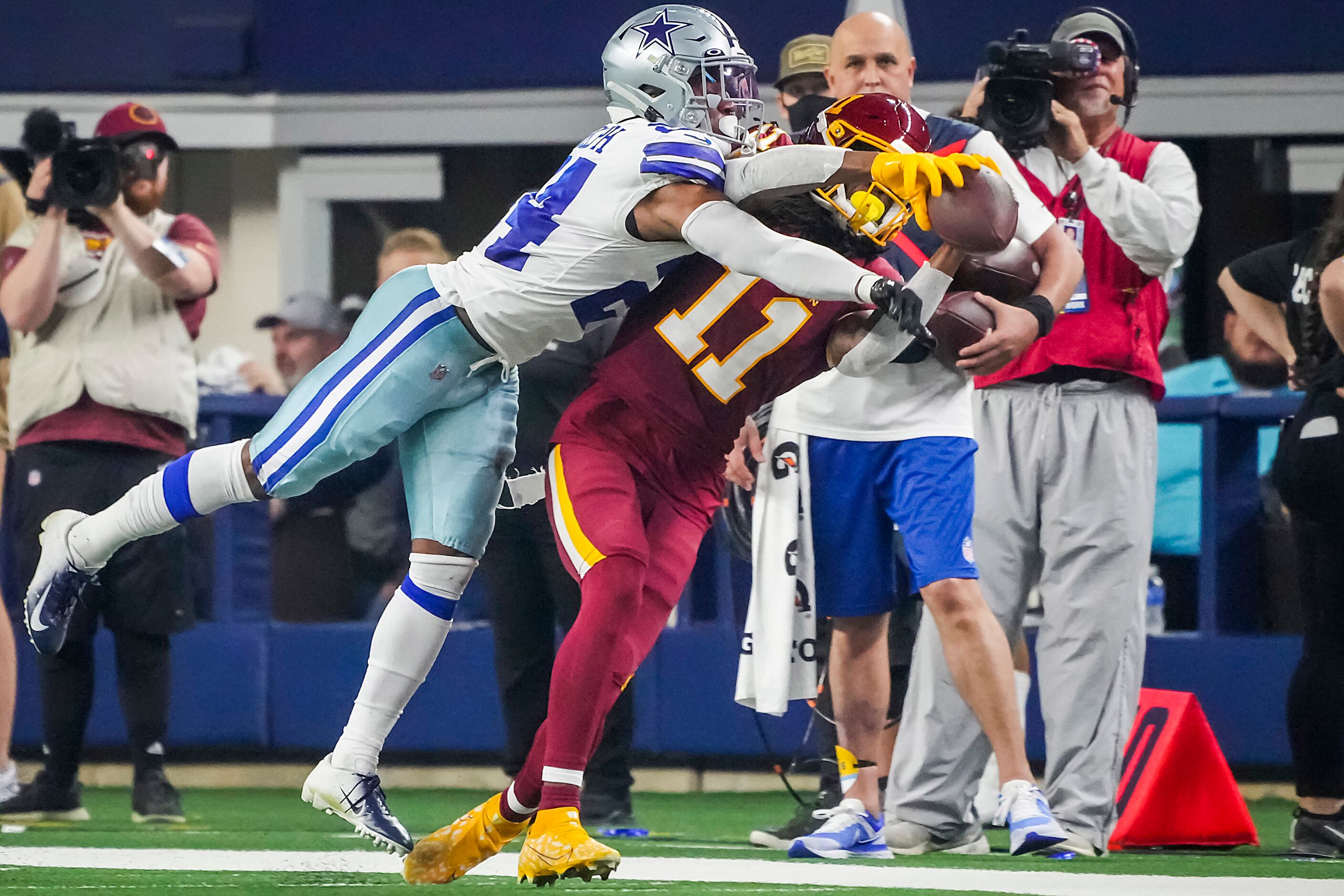 Photos: Tip toeing! Cowboys DE Demarcus Lawrence stays in bounds while  returning an interception for a touchdown