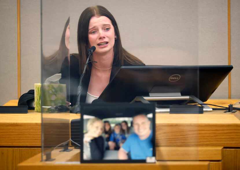 Con una foto de familia delante de ella, Shelby Houston, hija del asesinado oficial de...