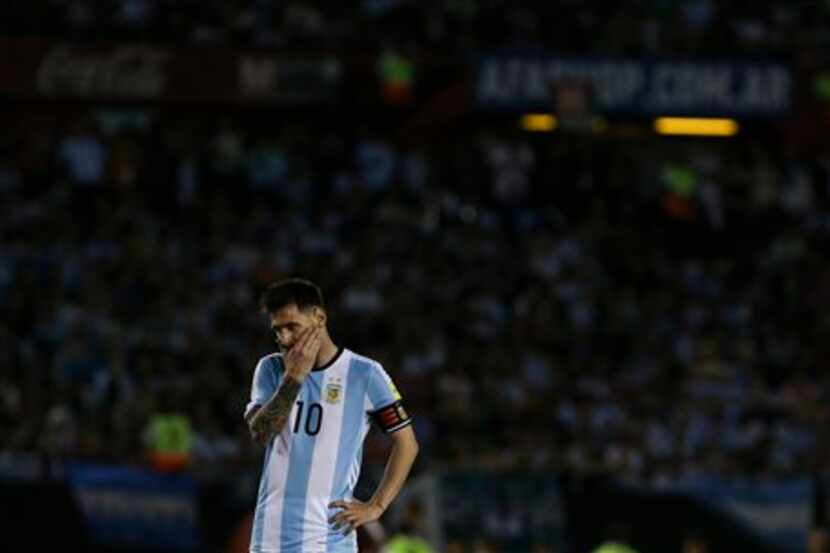  Lionel Messi, observa durante un partido contra Chile por las eliminatorias mundialistas en...