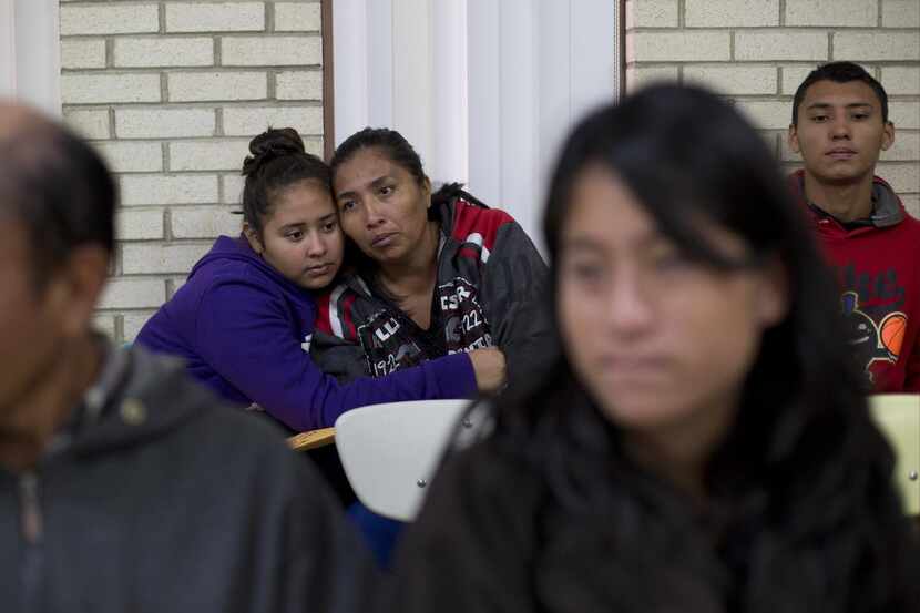 Un grupo de migrantes centroamericanos en McAllen reciben ayuda de una iglesia local. La...