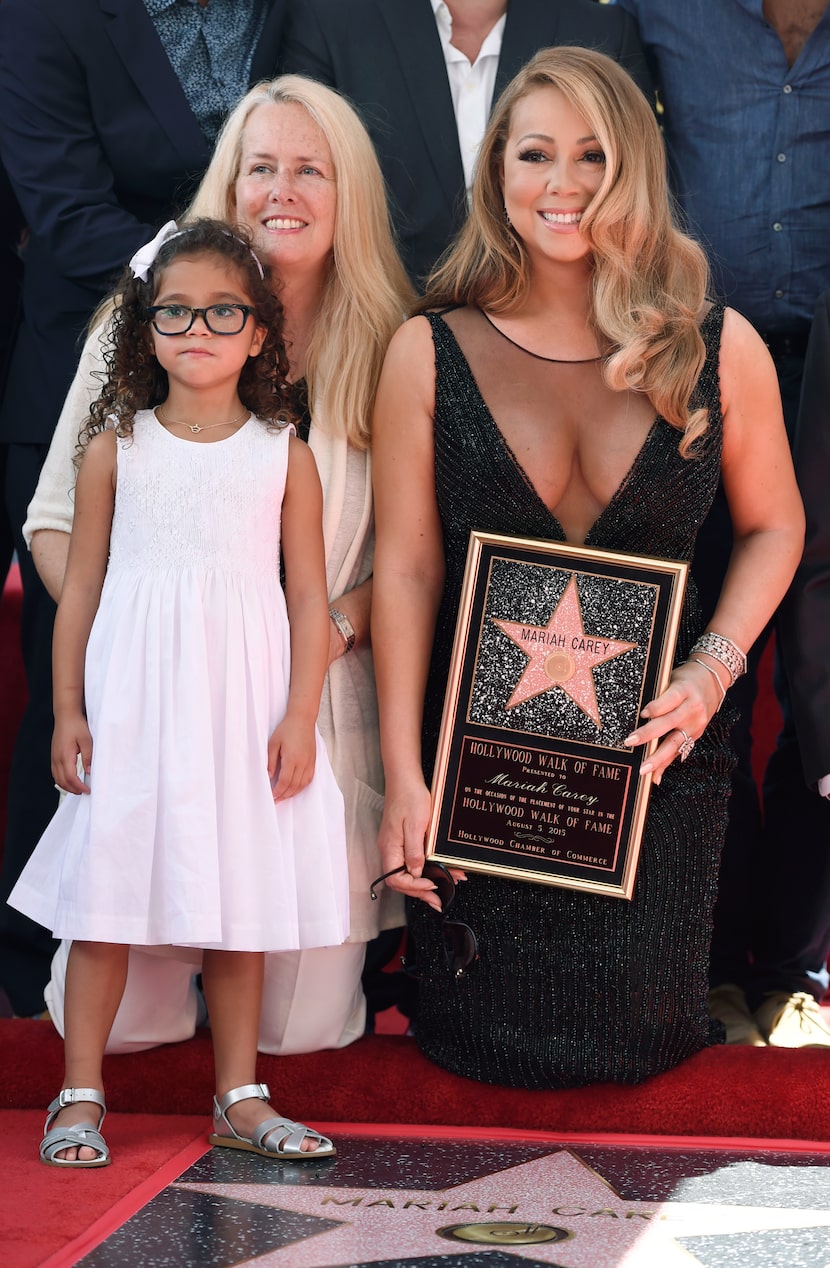 ARCHIVO - Mariah Carey con su madre Patricia y su hija Monroe durante una ceremonia en su...