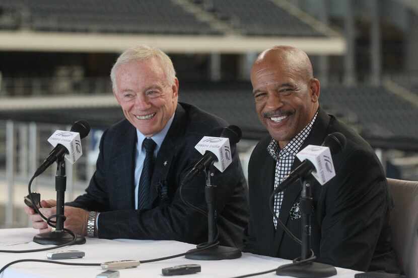 FILE — Dallas Cowboys owner Jerry Jones and Drew Pearson at a press conference at Cowboys...