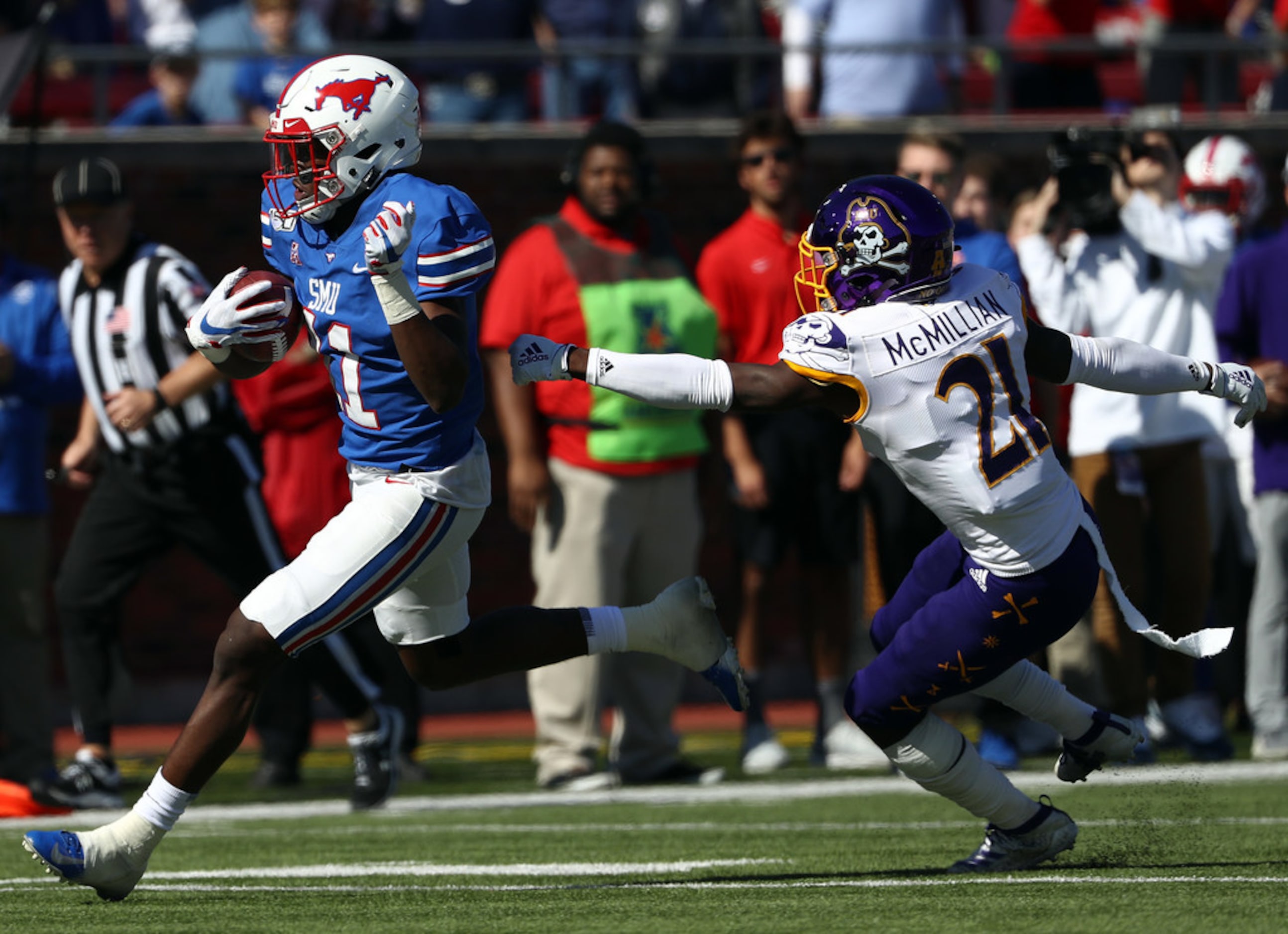 DALLAS, TEXAS - NOVEMBER 09:  Rashee Rice #11 of the Southern Methodist Mustangs runs the...