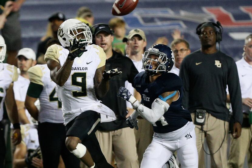HOUSTON, TX - SEPTEMBER 16:  KD Cannon #9 of the Baylor Bears makes a catch as he gets...
