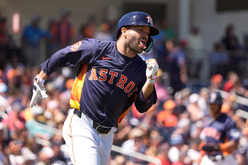 José Altuve de los Astros de Houston tras batear un sencillo en un juego de pretemporada...