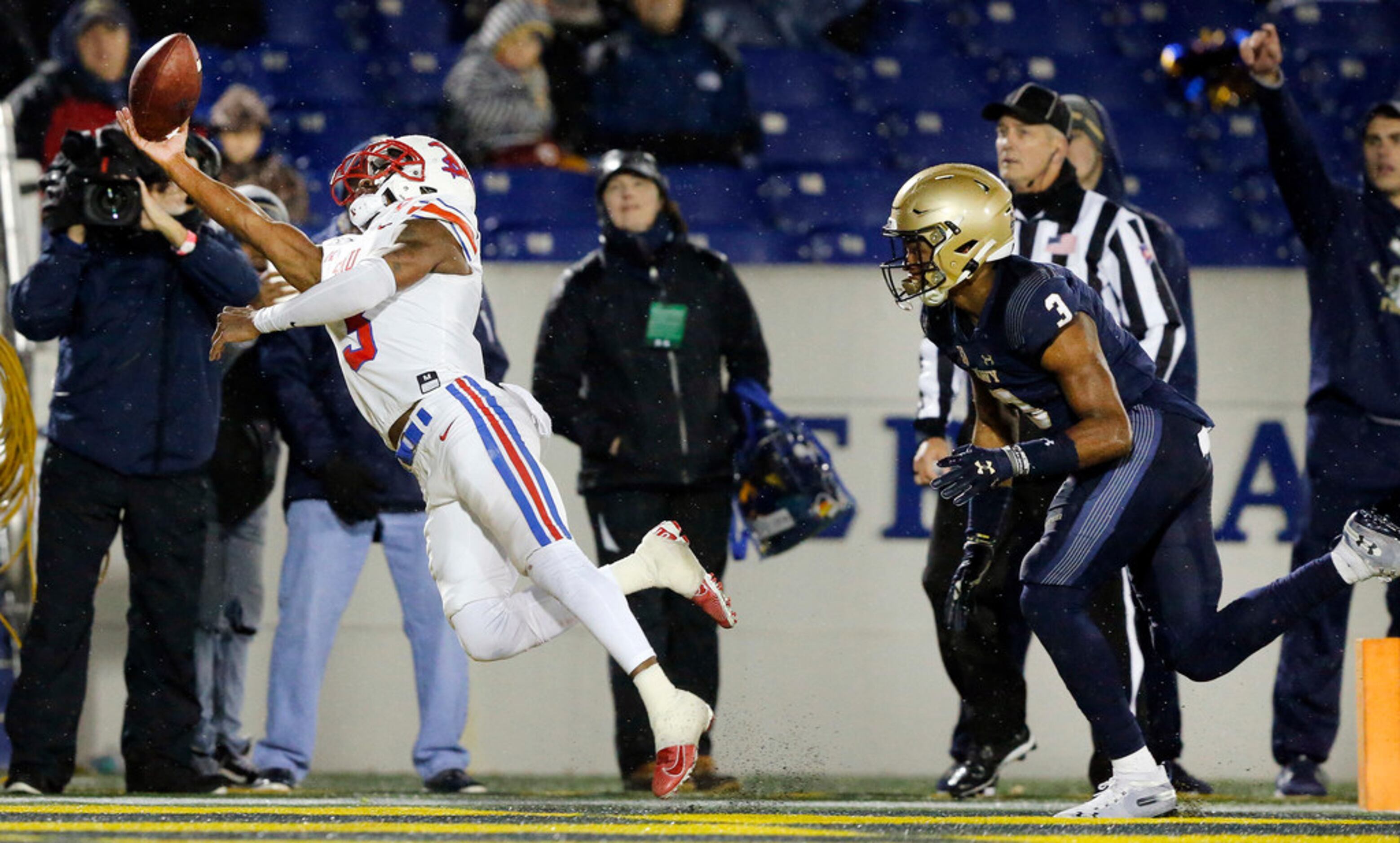 Southern Methodist Mustangs wide receiver James Proche (3) tries to make a one-handed catch...