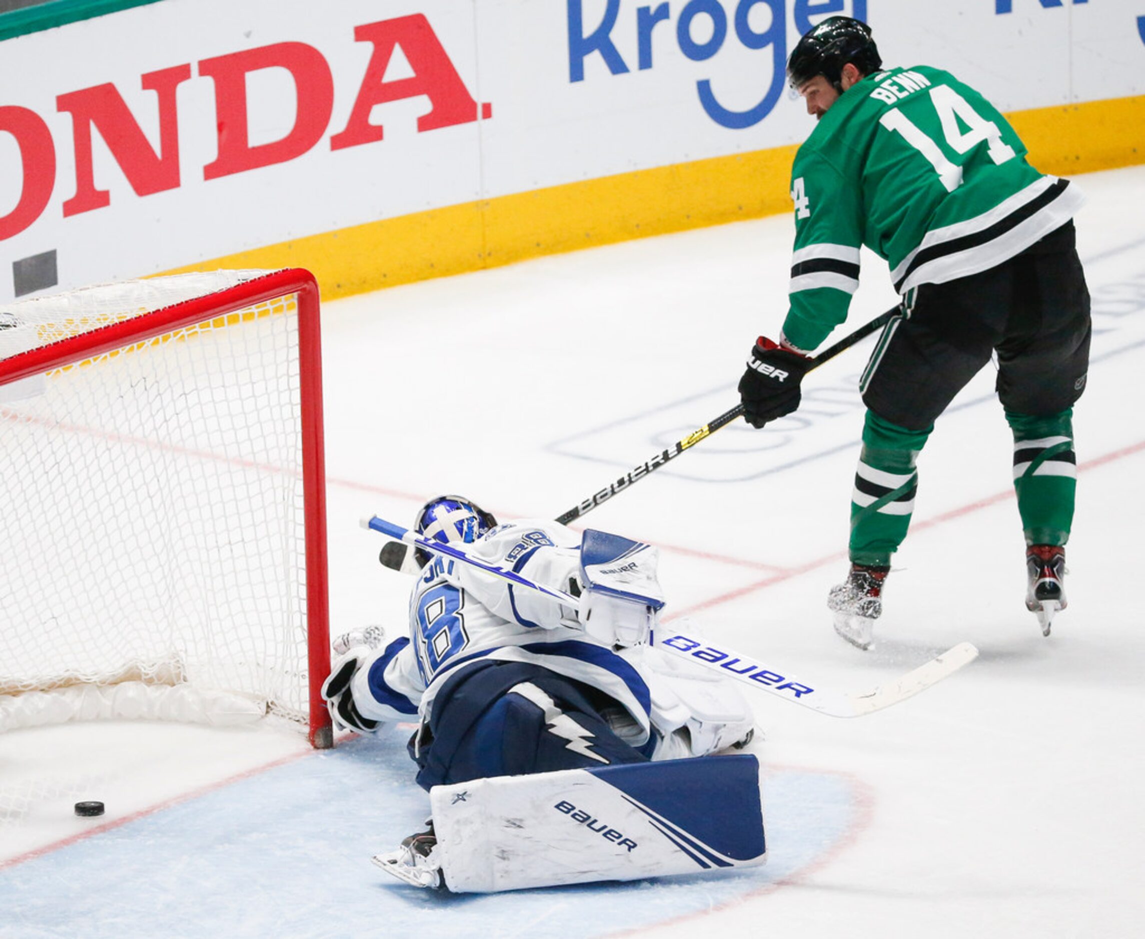 Dallas Stars left wing Jamie Benn (14) scores on Tampa Bay Lightning goaltender Andrei...