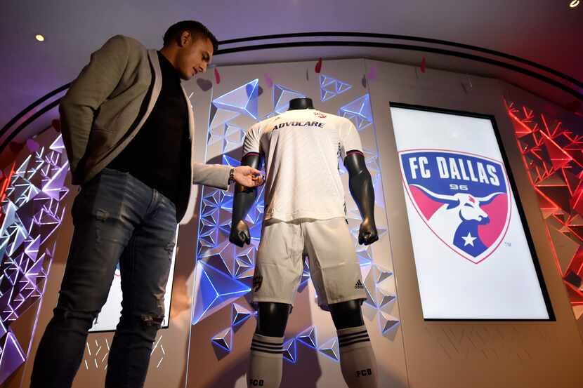 Cristian Colmán posa en febrero de 2019 con el nuevo uniforme del FC Dallas.