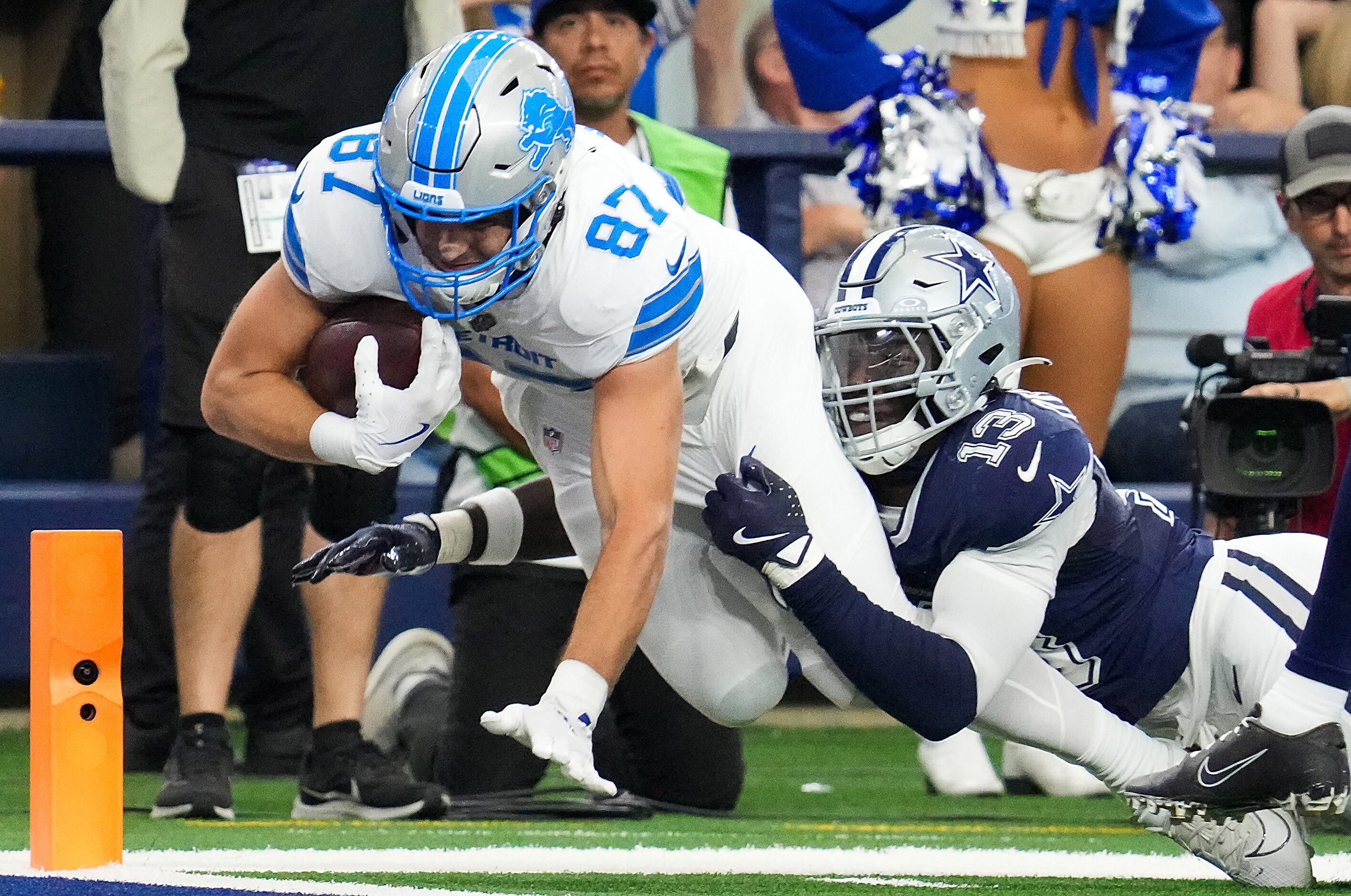 Detroit Lions tight end Sam LaPorta (87) dives for a touchdown past Dallas Cowboys...