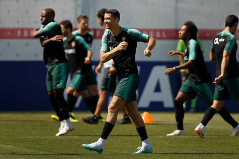 El portugués Cristiano Ronaldo hace calentamientos con su equipo durante una sesión de...
