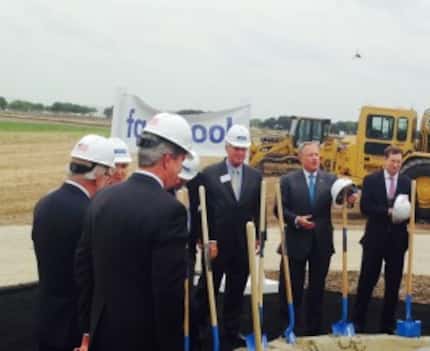  Ross Perot Jr., second from right, at Facebook groundbreaking in Fort Worth. (Steve Brown)