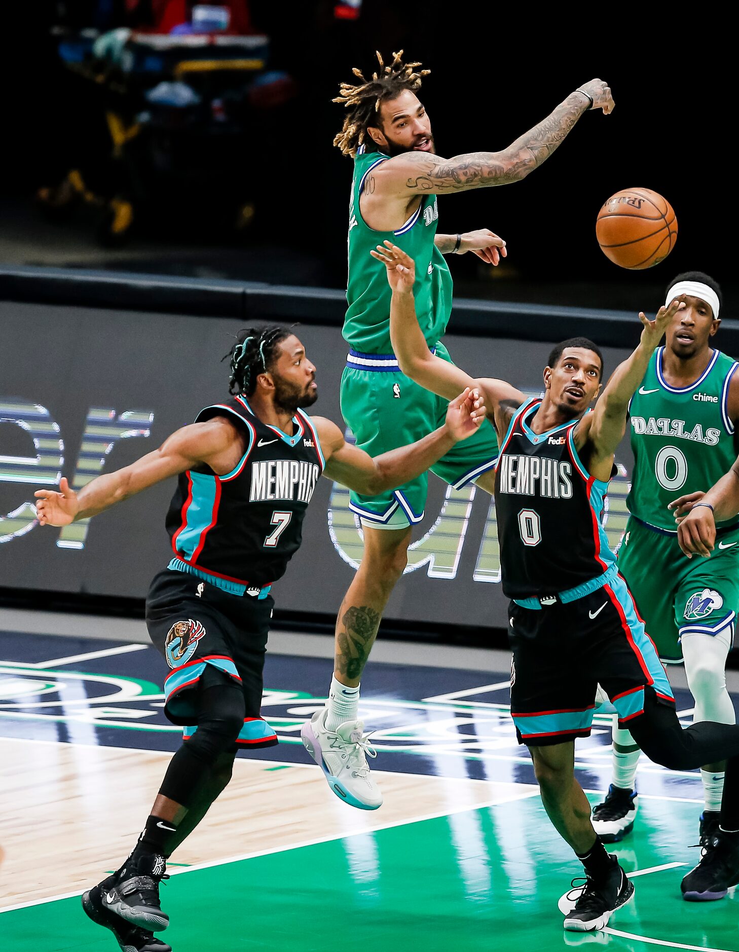 Dallas Mavericks forward Willie Cauley-Stein (33) battles Memphis Grizzlies forward Justise...