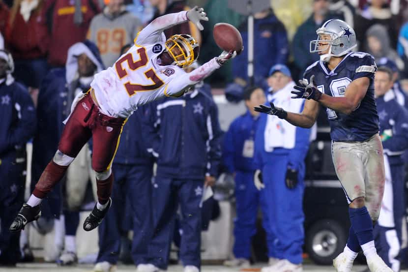Washington Redskins cornerback Fred Smoot (27) breaks up a pass intended for Dallas Cowboys...
