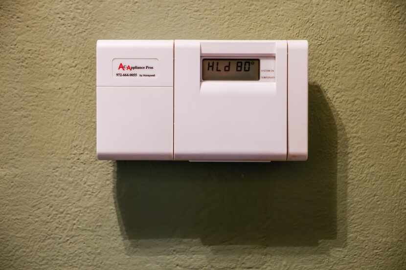 Algunas familias están poniendo sus termostatos a 80 grados °F o más para bajar su cuenta de...