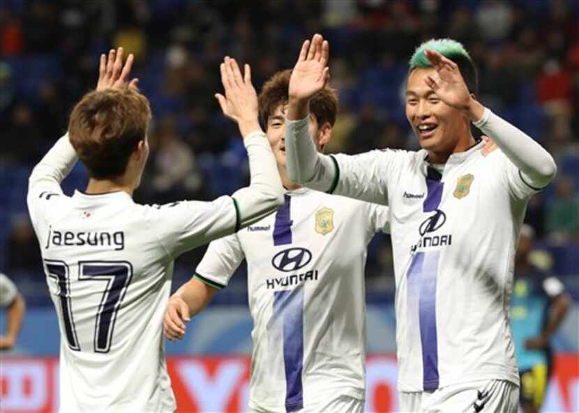 El jugador del Jeonbuk Motors Kim Shin-wook (derecha), celebra un gol contra el Mamelodi...