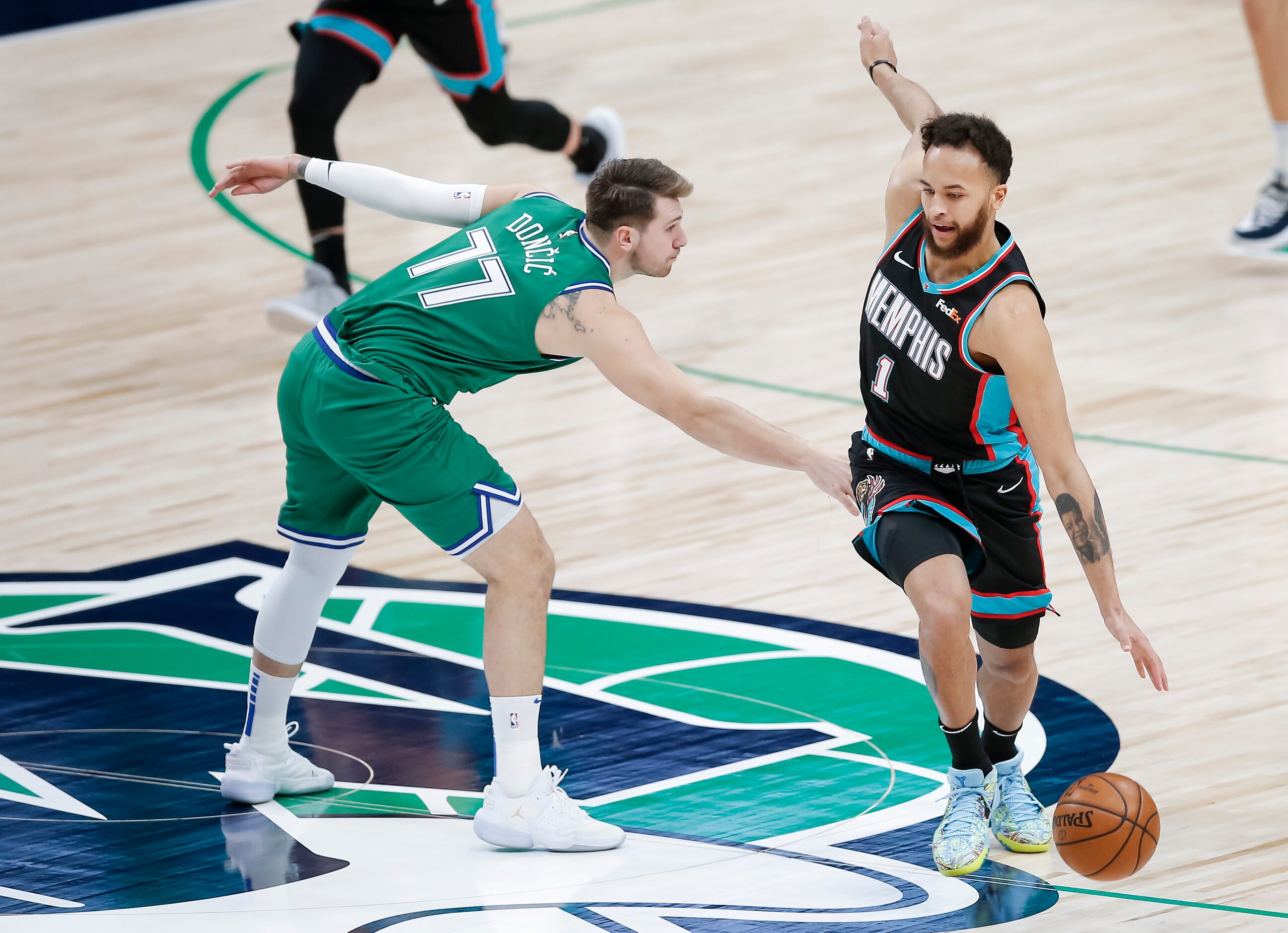 Memphis Grizzlies forward Kyle Anderson (1) gets past Dallas Mavericks guard Luka Doncic...