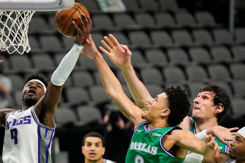 Dallas Mavericks guard Josh Green (8) fights for a rebound against Sacramento Kings guard...