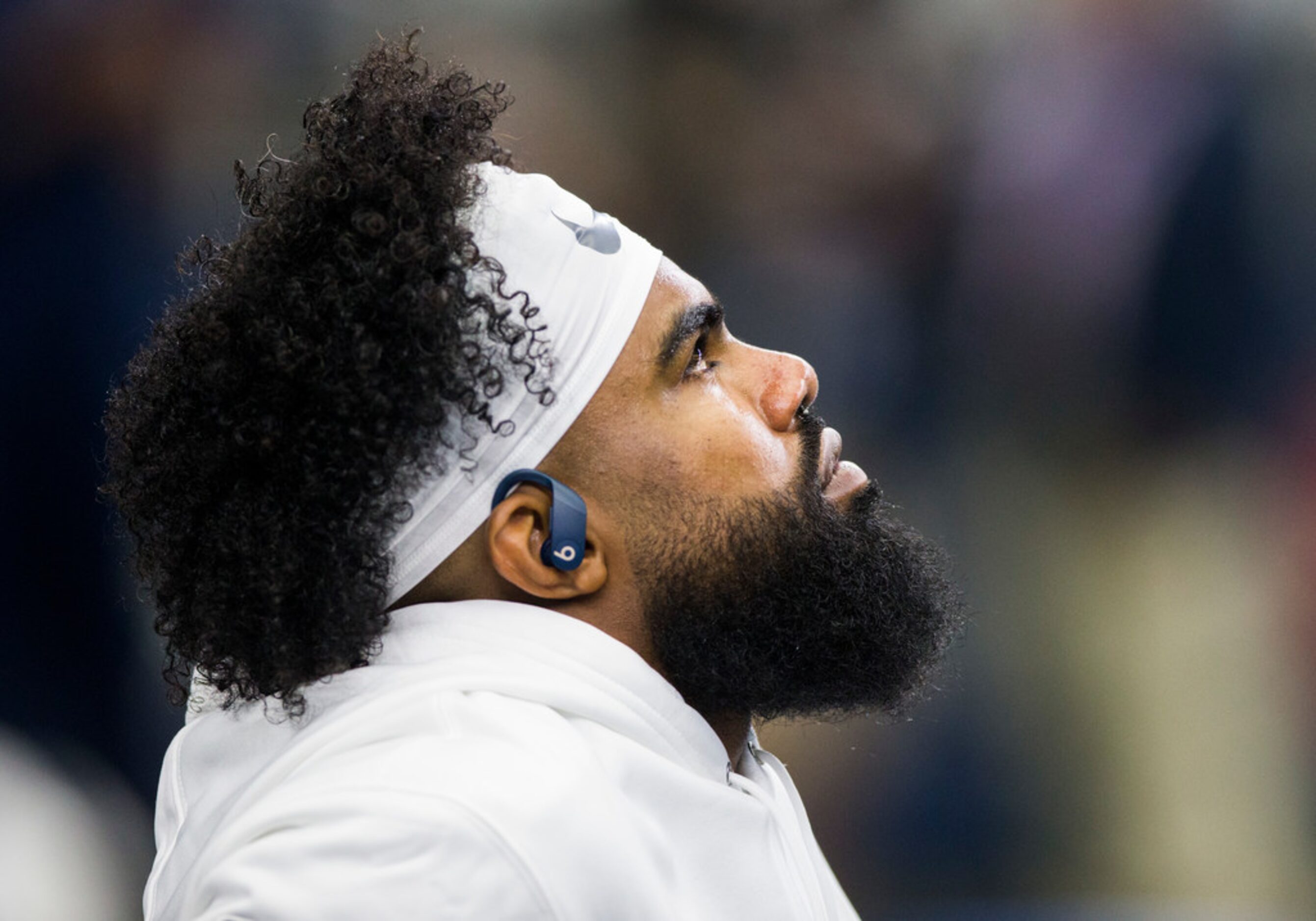 Dallas Cowboys running back Ezekiel Elliott (21) warms up before an NFL game between the New...