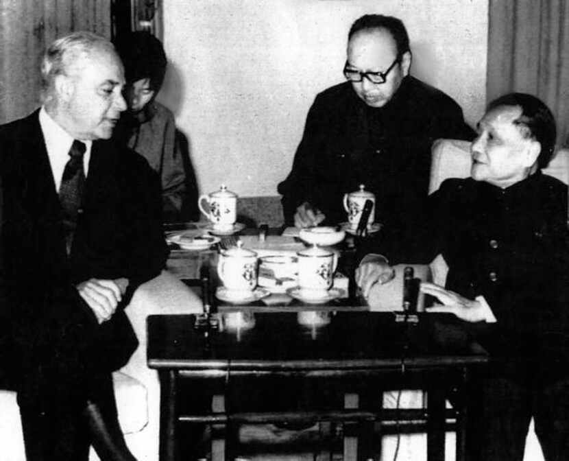 
May 30, 1979 - PEKING - Ambassador Robert Strauss (left), U. S. special trade...