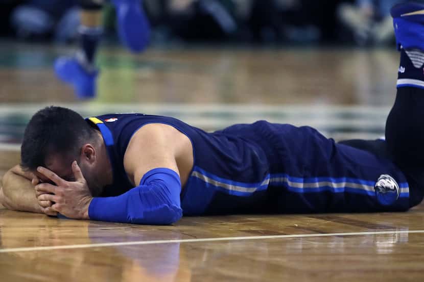 El guardia de los Mavericks de Dallas se lesionó su pierna izquiera en partido ante Boston. AP
