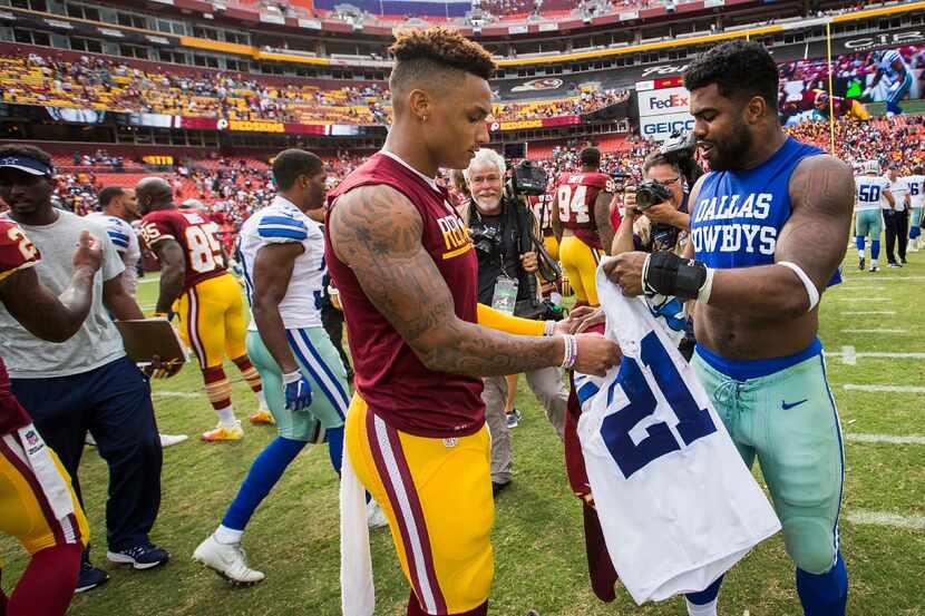 Dallas Cowboys running back Ezekiel Elliott (21) exchanges jerseys with Washington Redskins...