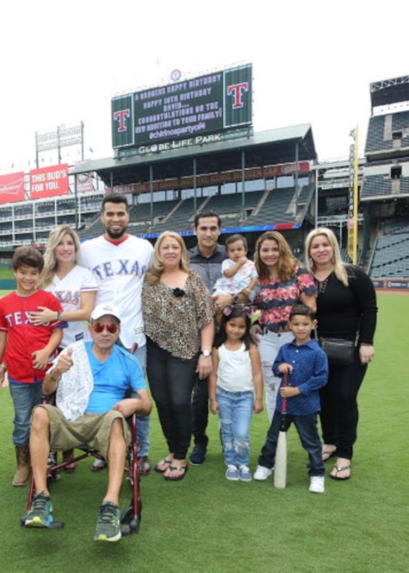 La familia Chirinos en el Globe Life Park de Arlington. (De izq. a der.) David Chirinos,...