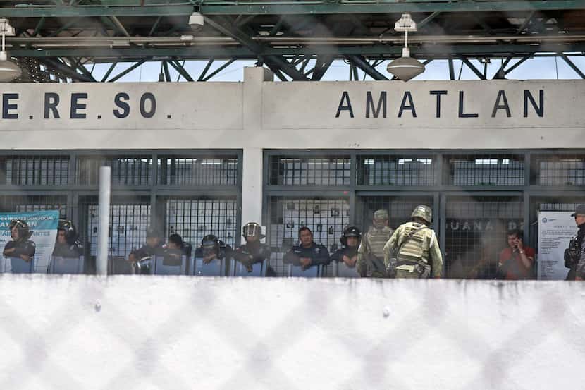 Soldados y policías resguardan la entrada al penal “La Toma” en Amatlán de los Reyes en el...