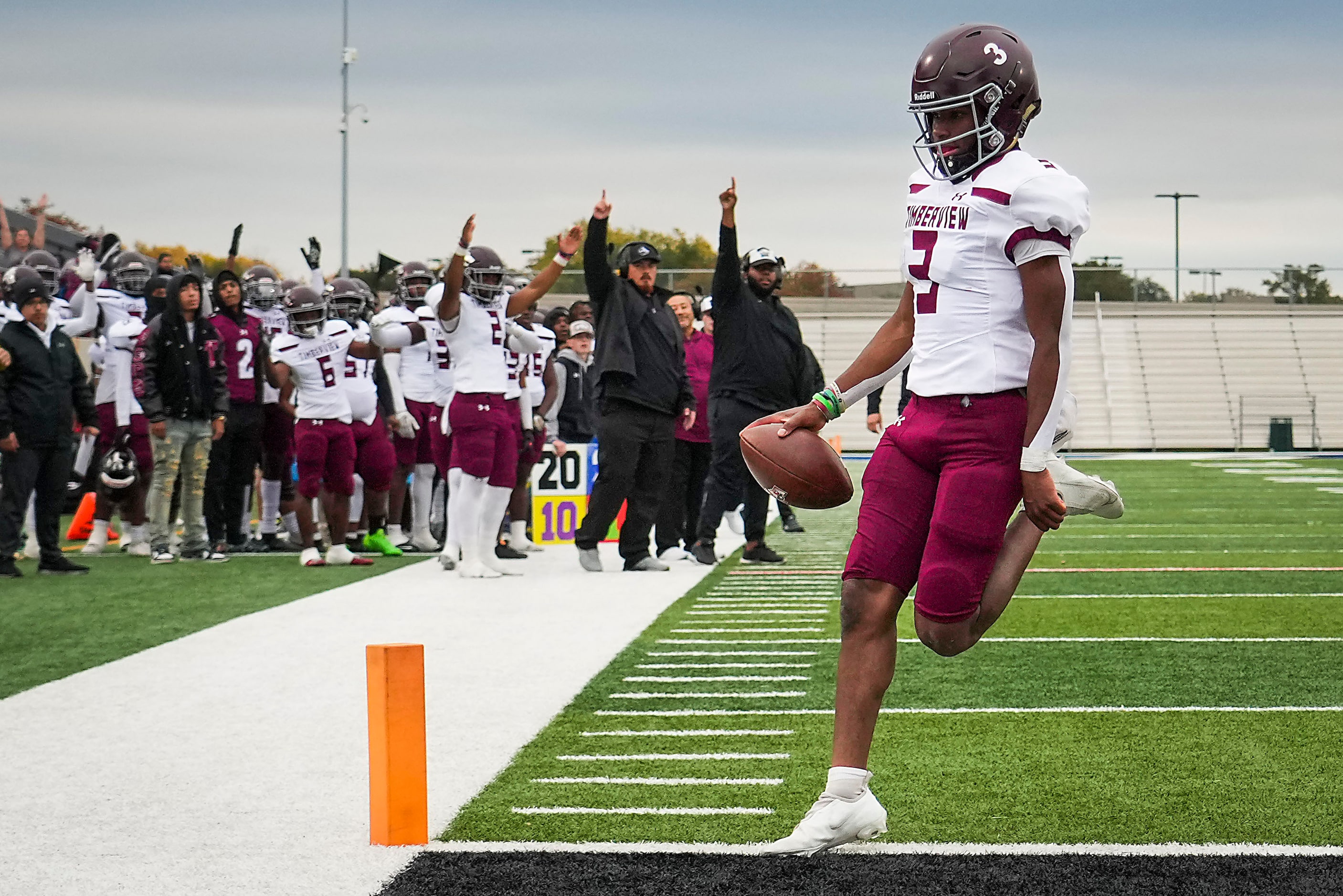 Mansfield Timberview quarterback Cameron Bates (3) scores on a touchdown run during the...