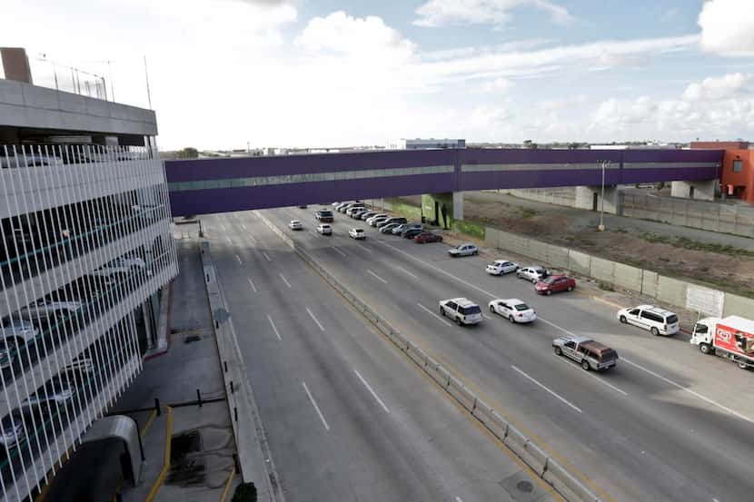 El puente transfronterizo comunica al aeropuerto de Tijuana (izquierda) con la terminal...
