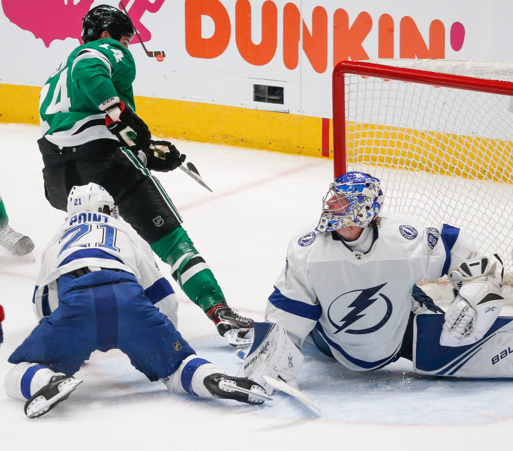 Dallas Stars left wing Jamie Benn (14) scores the game winning goal on Tampa Bay Lightning...