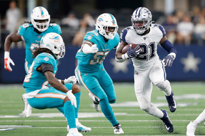 Dallas Cowboys running back Ezekiel Elliott (21) runs up the field as Miami Dolphins strong...