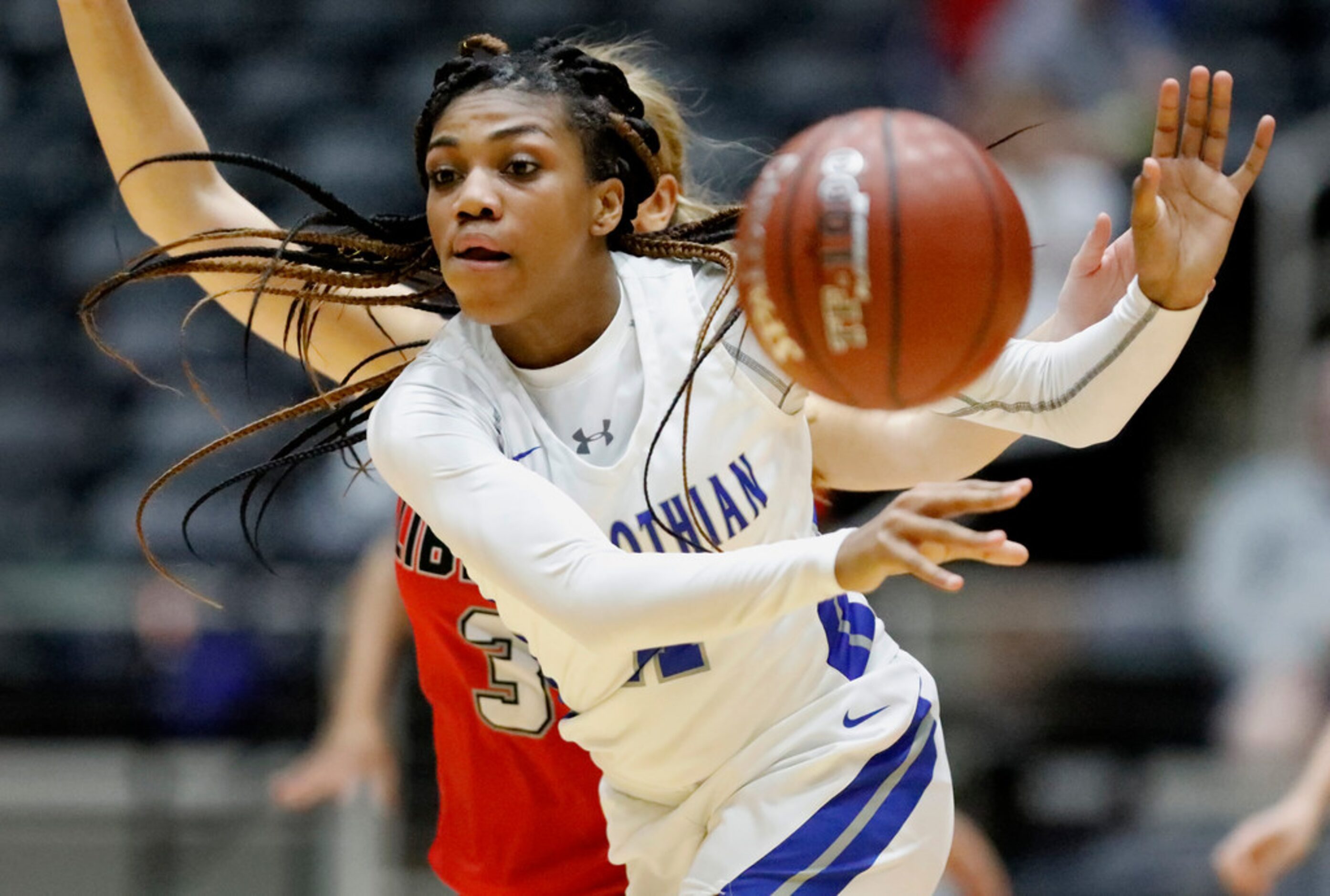 Midlothian High School guard Maykayla Jackson (11) throws a no look pass during the first...