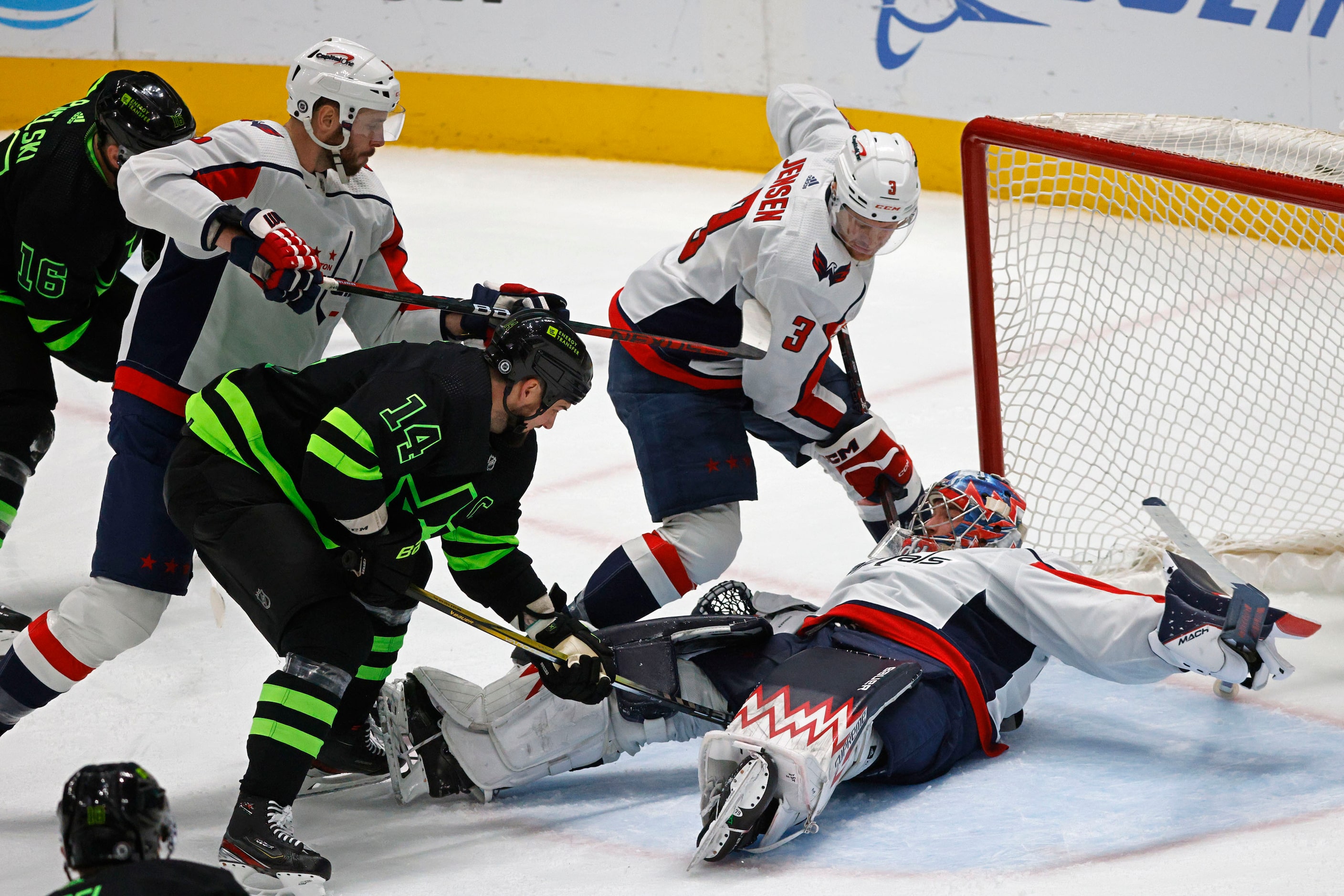 Dallas Stars left wing Jamie Benn (14) tries to get a puck against Washington Capitals...