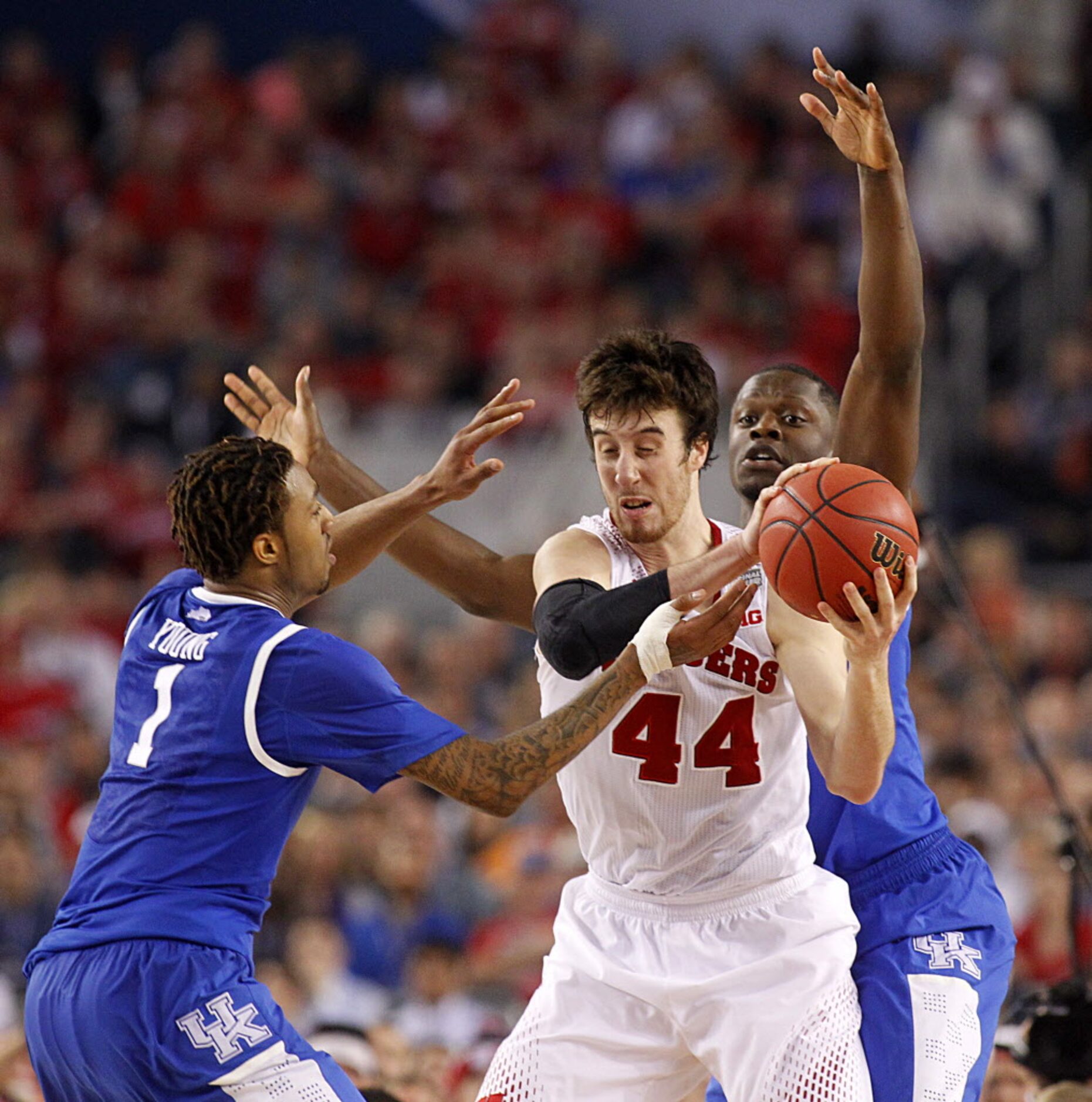 Kentucky Wildcats guard/forward James Young (1) and forward Julius Randle (30) collapse pun...