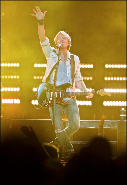 Keith Urban performs at American Airlines Center, Friday, October 14, 2016. (Brandon...